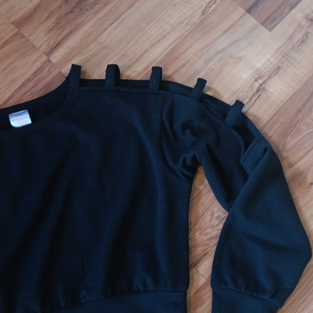 Black Cropped Sweater with Unique Shoulder Design - Picture 4 of 5